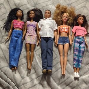 5 Barbie / Ken fashionistas featuring diverse culture.